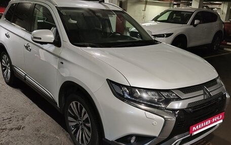 Mitsubishi Outlander III рестайлинг 3, 2018 год, 3 000 000 рублей, 2 фотография