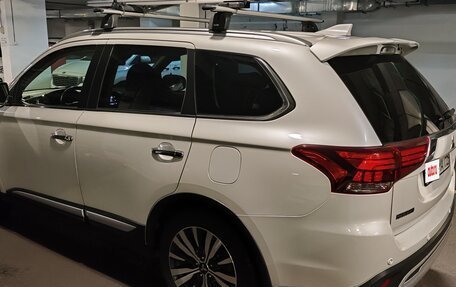 Mitsubishi Outlander III рестайлинг 3, 2018 год, 3 000 000 рублей, 6 фотография
