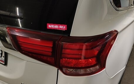 Mitsubishi Outlander III рестайлинг 3, 2018 год, 3 000 000 рублей, 12 фотография