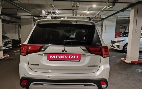 Mitsubishi Outlander III рестайлинг 3, 2018 год, 3 000 000 рублей, 8 фотография