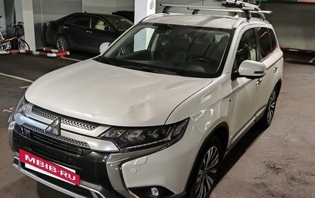 Mitsubishi Outlander III рестайлинг 3, 2018 год, 3 000 000 рублей, 5 фотография