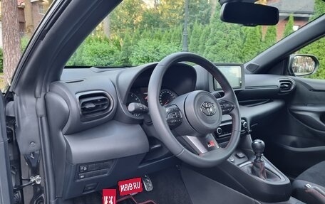 Toyota Yaris, 2024 год, 5 800 000 рублей, 30 фотография