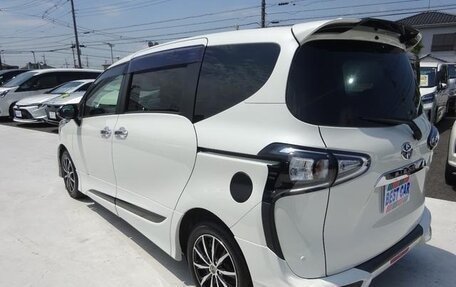 Toyota Sienta II, 2022 год, 1 750 000 рублей, 8 фотография