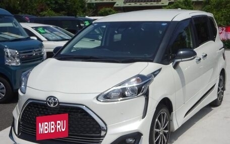 Toyota Sienta II, 2022 год, 1 750 000 рублей, 2 фотография