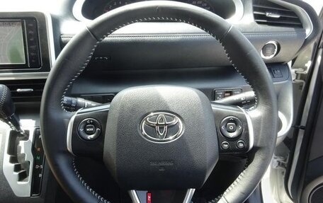 Toyota Sienta II, 2022 год, 1 750 000 рублей, 12 фотография