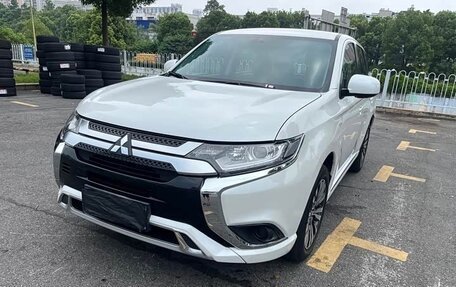Mitsubishi Outlander III рестайлинг 3, 2023 год, 1 790 008 рублей, 2 фотография