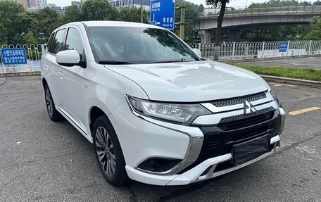 Mitsubishi Outlander III рестайлинг 3, 2023 год, 1 790 008 рублей, 3 фотография
