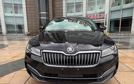 Skoda Superb III рестайлинг, 2022 год, 1 800 000 рублей, 2 фотография