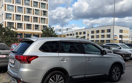 Mitsubishi Outlander III рестайлинг 3, 2019 год, 2 090 000 рублей, 2 фотография