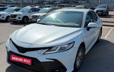 Toyota Camry, 2021 год, 1 300 000 рублей, 2 фотография