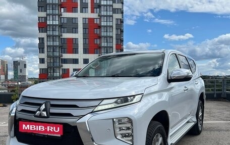 Mitsubishi Pajero Sport III рестайлинг, 2020 год, 3 720 000 рублей, 2 фотография