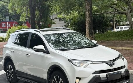 Toyota RAV4, 2019 год, 2 290 000 рублей, 2 фотография