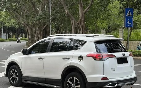 Toyota RAV4, 2019 год, 2 290 000 рублей, 4 фотография