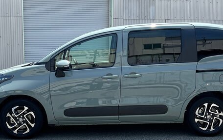 Toyota Sienta, 2023 год, 1 440 000 рублей, 8 фотография