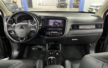 Mitsubishi Outlander III рестайлинг 3, 2015 год, 1 795 000 рублей, 16 фотография