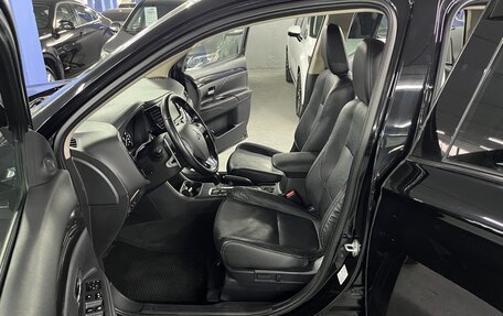 Mitsubishi Outlander III рестайлинг 3, 2015 год, 1 795 000 рублей, 17 фотография