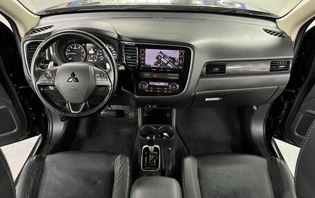 Mitsubishi Outlander III рестайлинг 3, 2015 год, 1 795 000 рублей, 15 фотография