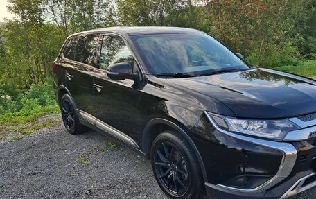 Mitsubishi Outlander III рестайлинг 3, 2019 год, 2 100 000 рублей, 2 фотография