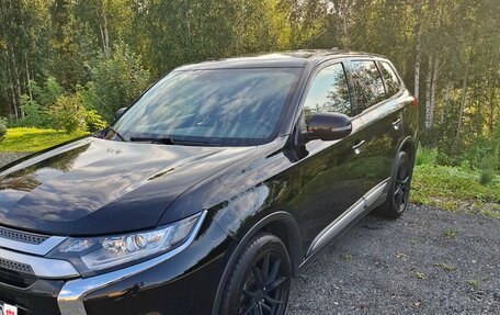 Mitsubishi Outlander III рестайлинг 3, 2019 год, 2 100 000 рублей, 3 фотография