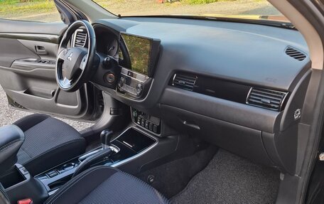 Mitsubishi Outlander III рестайлинг 3, 2019 год, 2 100 000 рублей, 13 фотография