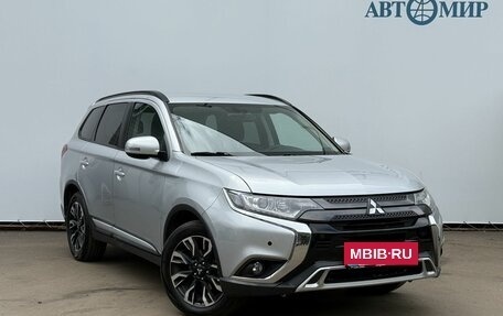 Mitsubishi Outlander III рестайлинг 3, 2021 год, 2 470 000 рублей, 3 фотография