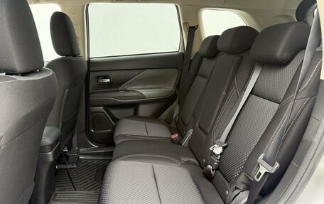 Mitsubishi Outlander III рестайлинг 3, 2021 год, 2 470 000 рублей, 11 фотография