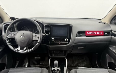 Mitsubishi Outlander III рестайлинг 3, 2021 год, 2 470 000 рублей, 12 фотография