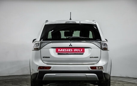 Mitsubishi Outlander III рестайлинг 3, 2014 год, 1 299 000 рублей, 6 фотография