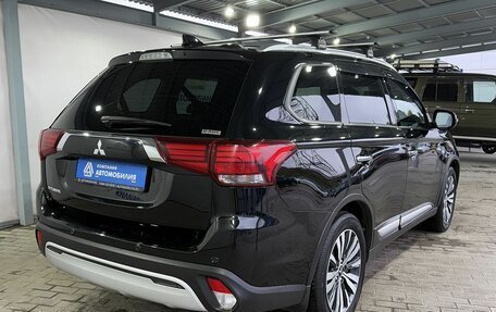 Mitsubishi Outlander III рестайлинг 3, 2021 год, 2 999 000 рублей, 5 фотография