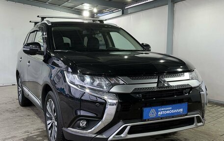 Mitsubishi Outlander III рестайлинг 3, 2021 год, 2 999 000 рублей, 7 фотография