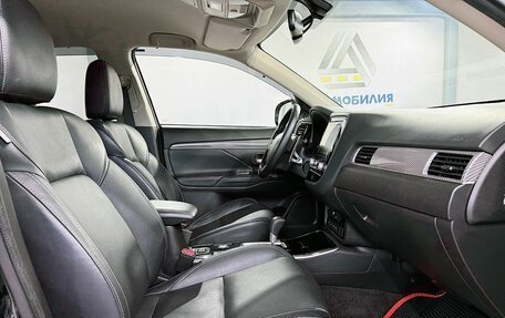 Mitsubishi Outlander III рестайлинг 3, 2021 год, 2 999 000 рублей, 12 фотография