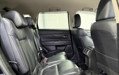 Mitsubishi Outlander III рестайлинг 3, 2021 год, 2 999 000 рублей, 13 фотография