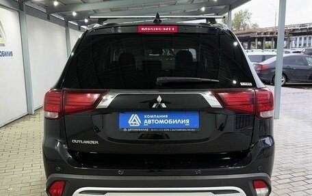 Mitsubishi Outlander III рестайлинг 3, 2021 год, 2 999 000 рублей, 4 фотография