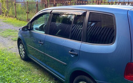 Volkswagen Touran III, 2011 год, 950 000 рублей, 2 фотография
