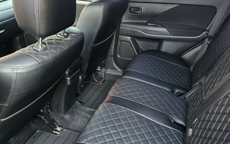 Mitsubishi Outlander III рестайлинг 3, 2014 год, 1 200 000 рублей, 10 фотография