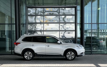 Mitsubishi Outlander III рестайлинг 3, 2018 год, 2 080 000 рублей, 16 фотография