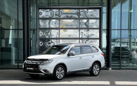 Mitsubishi Outlander III рестайлинг 3, 2018 год, 2 080 000 рублей, 13 фотография