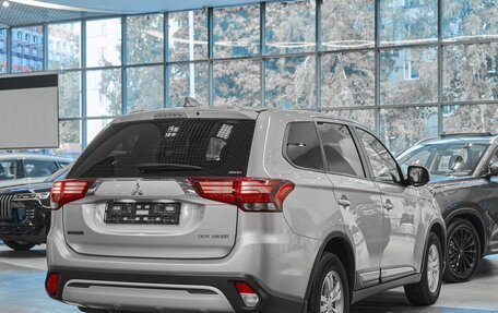 Mitsubishi Outlander III рестайлинг 3, 2019 год, 1 699 000 рублей, 6 фотография
