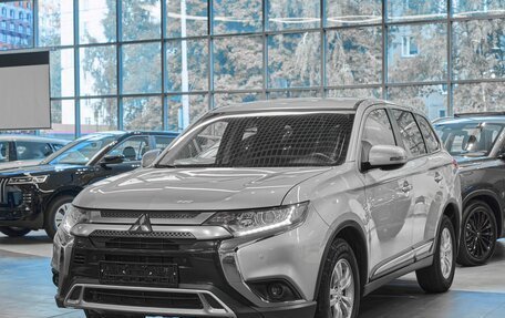 Mitsubishi Outlander III рестайлинг 3, 2019 год, 1 699 000 рублей, 3 фотография