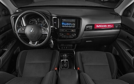 Mitsubishi Outlander III рестайлинг 3, 2019 год, 1 699 000 рублей, 8 фотография