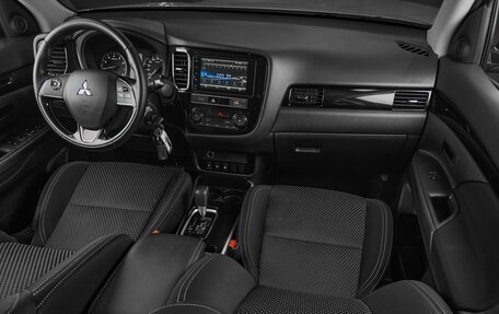 Mitsubishi Outlander III рестайлинг 3, 2019 год, 1 699 000 рублей, 9 фотография