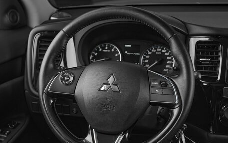Mitsubishi Outlander III рестайлинг 3, 2019 год, 1 699 000 рублей, 10 фотография