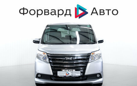 Toyota Noah III, 2017 год, 1 879 000 рублей, 2 фотография