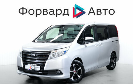 Toyota Noah III, 2017 год, 1 879 000 рублей, 3 фотография