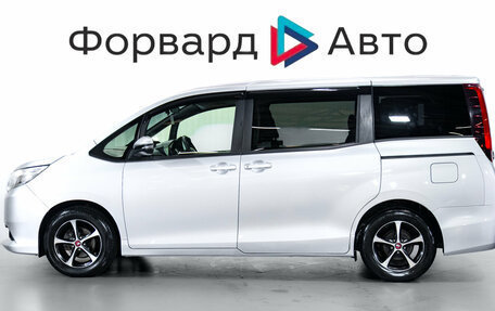 Toyota Noah III, 2017 год, 1 879 000 рублей, 4 фотография