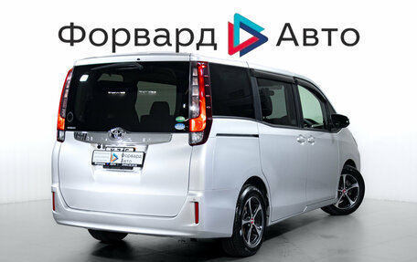 Toyota Noah III, 2017 год, 1 879 000 рублей, 7 фотография