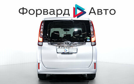 Toyota Noah III, 2017 год, 1 879 000 рублей, 6 фотография
