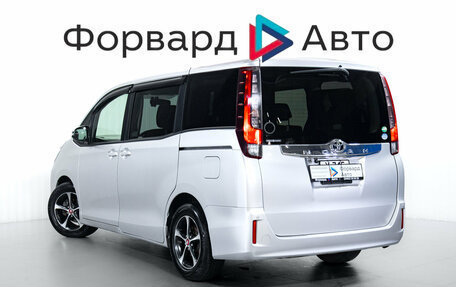 Toyota Noah III, 2017 год, 1 879 000 рублей, 5 фотография