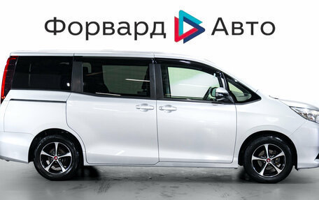 Toyota Noah III, 2017 год, 1 879 000 рублей, 8 фотография