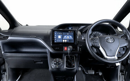 Toyota Noah III, 2017 год, 1 879 000 рублей, 13 фотография